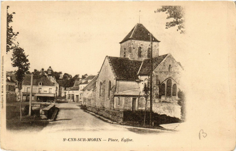 Carte postale ancienne Saint-Cyr-sur-Morin - Place - Eglise à Saint-Cyr-sur-Morin