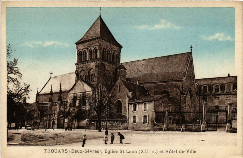Carte postale ancienne Thouars - Eglise Saint-Laon et Hotel-de-Ville