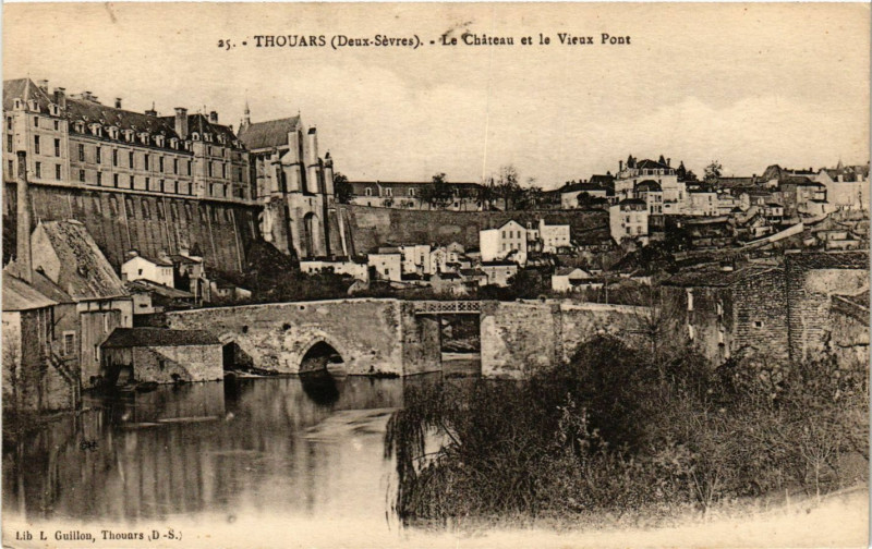 Carte postale ancienne Thouars - Le Chateau et le Vieux Pont