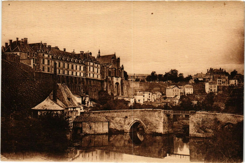 Carte postale ancienne Thouars - Le Chateau et le Thouet