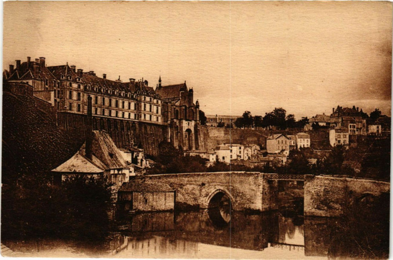 Carte postale ancienne Thouars - Le Chateau et le Thouet