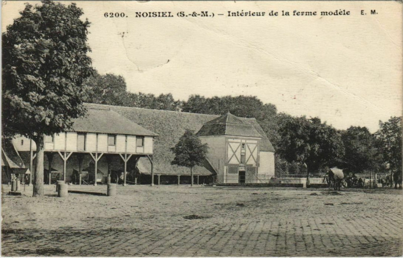 Carte postale ancienne Intérieur de la ferme modèle à Noisiel