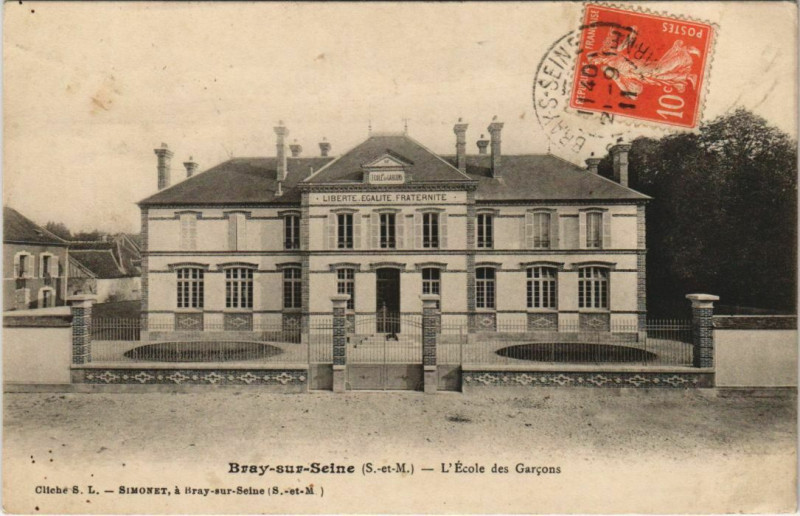 Carte postale ancienne Bray-Sur-Seine L'Ecole des Garcons France à Bray-sur-Seine