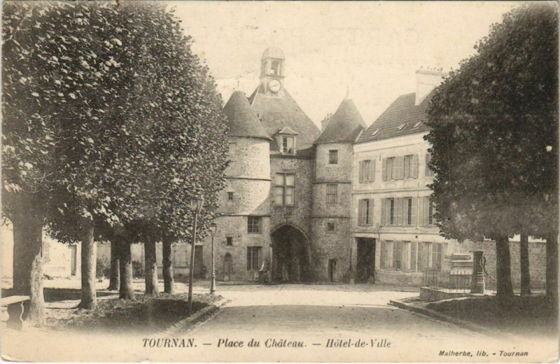 Carte postale ancienne Tournan Place du Chateau, Hotel de Ville France