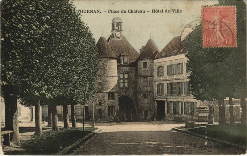 Carte postale ancienne Tournan Place du Chateau, Hotel de Ville France