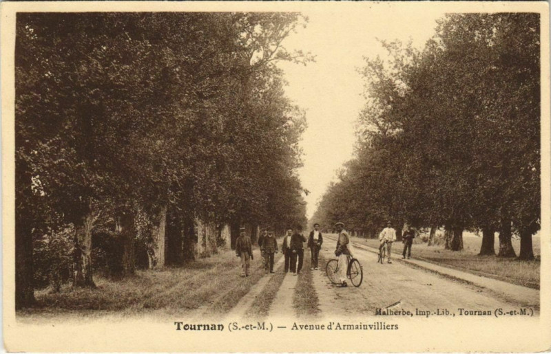 Carte postale ancienne Tournan Avenue d'Armainvilliers France