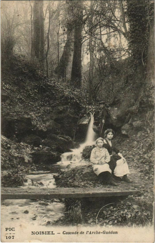 Carte postale ancienne Cascade de l'Arche-Guédon à Noisiel
