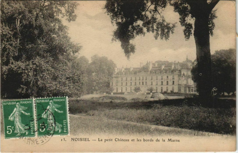 Carte postale ancienne Le petit Château et les bords de la Marne à Noisiel