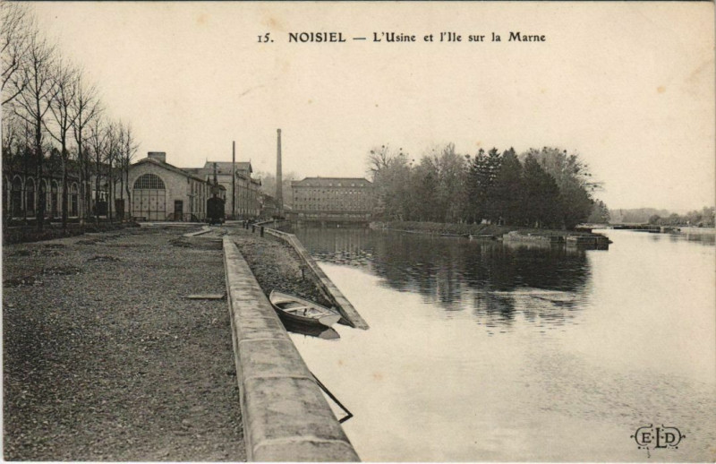 Carte postale ancienne L'Usine et l'Ile sur la Marne à Noisiel