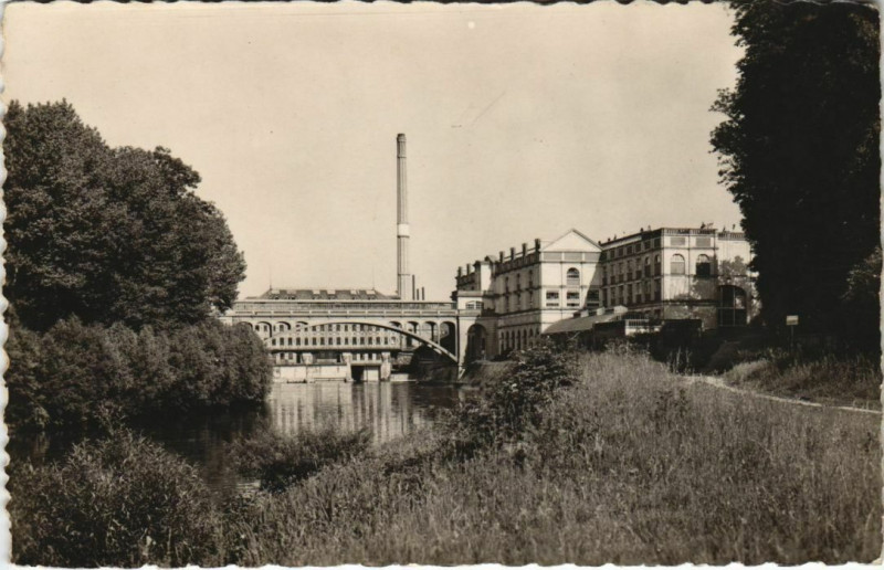 Carte postale ancienne La fabrique de chocolat Menier à Noisiel