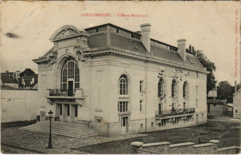 Carte postale ancienne Coulommiers Theatre Municipal France à Coulommiers
