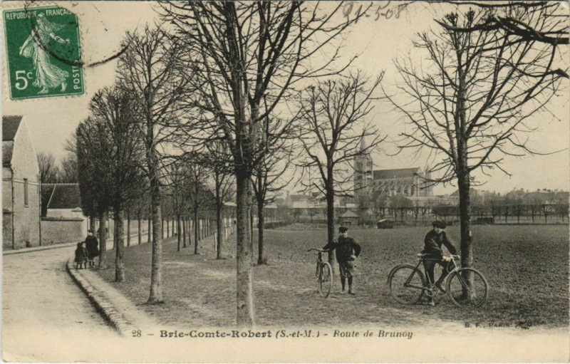 Carte postale ancienne Brie-Comte-Robert Route de Brunoy France à Brie-Comte-Robert