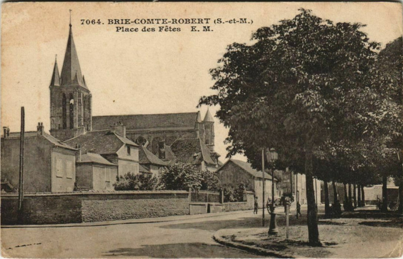 Carte postale ancienne Brie-Comte-Robert Place des Fetes France à Brie-Comte-Robert
