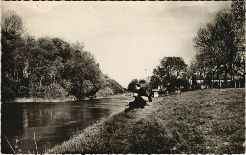Carte postale ancienne Chelles Pecheur le long de la Marne France à Chelles