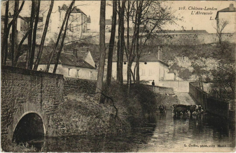 Carte postale ancienne Chateau Landon L'Abreuvoir France