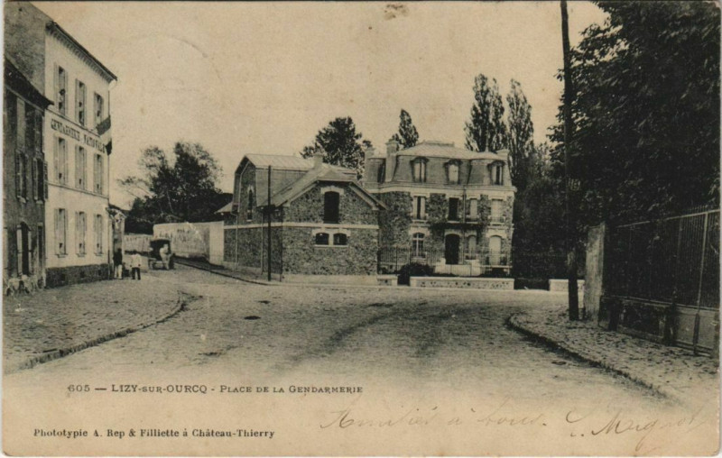 Carte postale ancienne Lizy sur Ourcq Place de la Gendarmerie France à Lizy-sur-Ourcq
