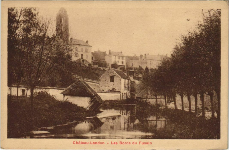 Carte postale ancienne Chateau Landon Les Bords du Fusain France