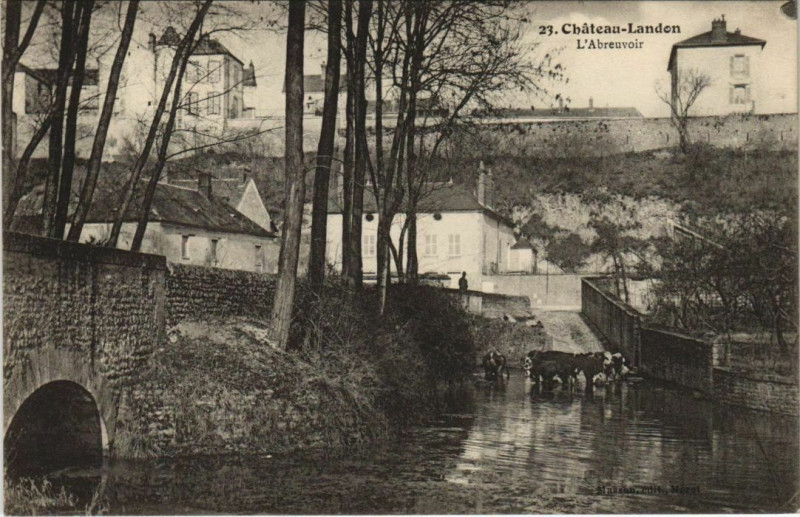 Carte postale ancienne Chateau Landon L'Abreuvoir France
