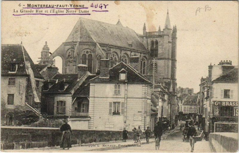 Carte postale ancienne Montereau La Grande Rue et l'Eglise Notre Dame France