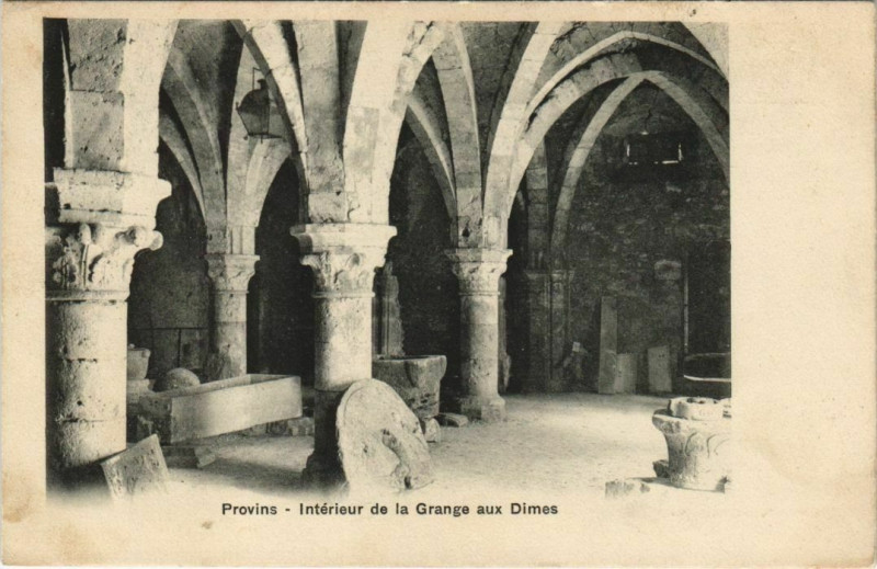 Carte postale ancienne Provins Interieur de la Grange aux Dimes France à Provins