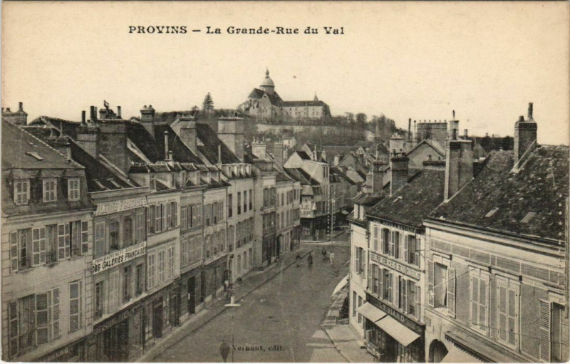 Carte postale ancienne Provins La Grande Rue du Val France à Provins