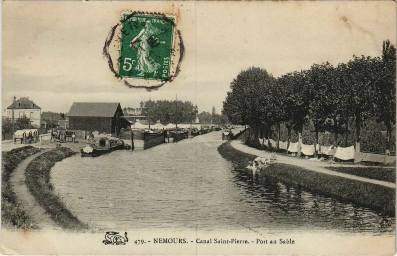 Carte postale ancienne Nemours Canal St.Pierre France à Nemours
