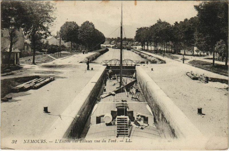 Carte postale ancienne Nemours L'Entree des Ecluses France à Nemours