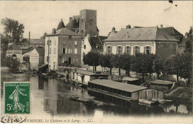 Carte postale ancienne Nemours Le Chateau et le Loing France à Nemours