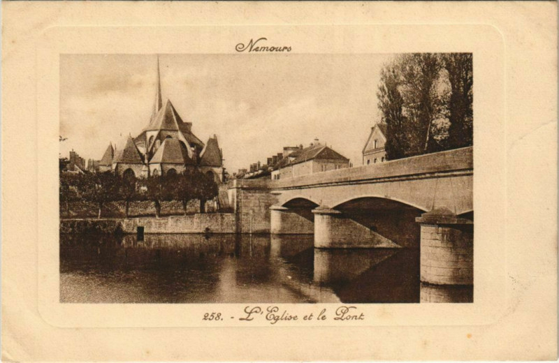 Carte postale ancienne Nemours L'Eglise et le Pont France à Nemours