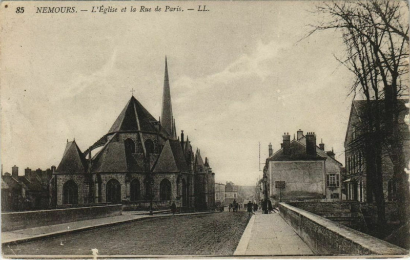 Carte postale ancienne Nemours L'Eglise et la Rue de Paris France à Nemours