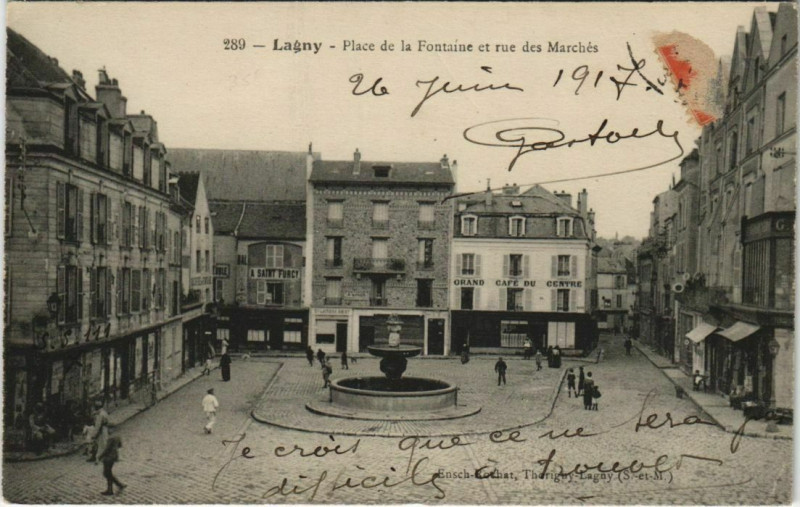 Carte postale ancienne Lagny Place de la Fontaine et rue des Marches France