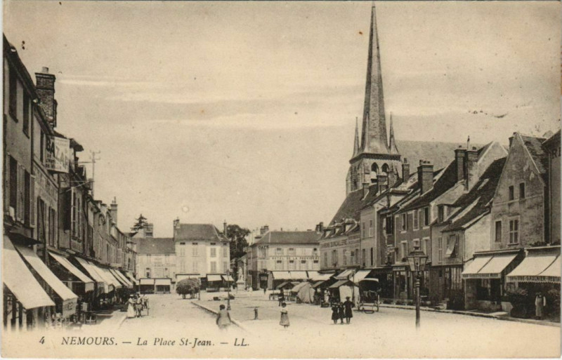 Carte postale ancienne Nemours La Place Saint-Jean France à Nemours