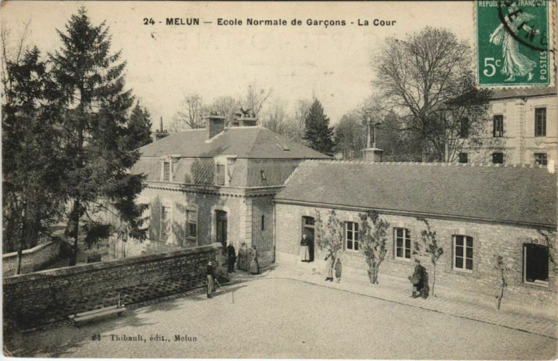 Carte postale ancienne Melun Ecole Normale de Garcons France à Melun