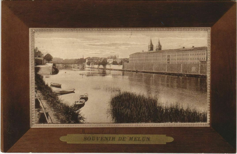 Carte postale ancienne Souvenir de Melun France à Melun