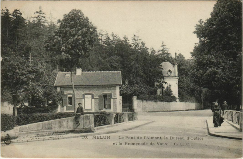Carte postale ancienne Melun Le Pont de l'Almont le Bureau France  à Melun