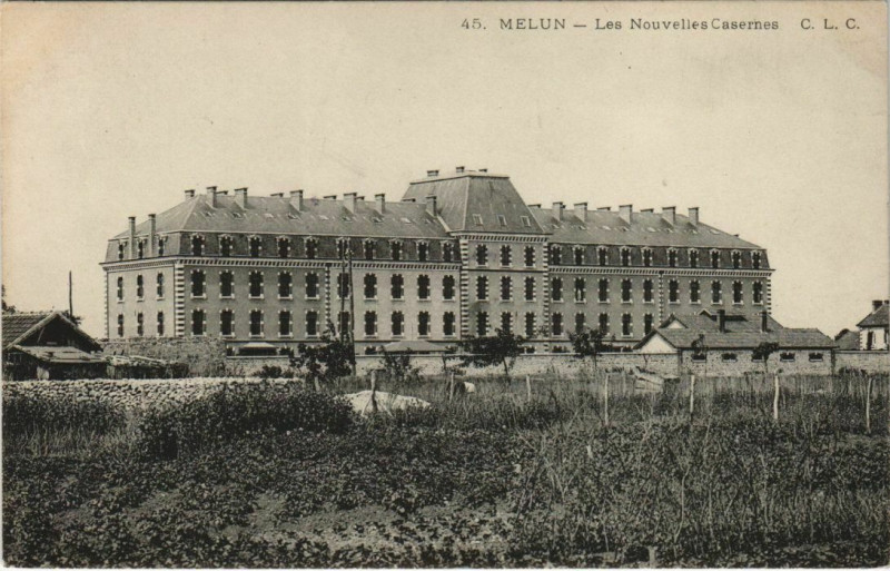 Carte postale ancienne Melun Les Nouvelles Casernes France à Melun