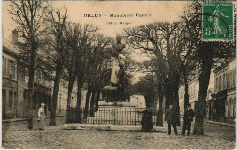 Carte postale ancienne Melun Monument Pasteur France à Melun