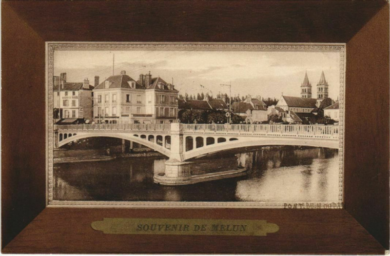 Carte postale ancienne Souvenir de Melun France à Melun