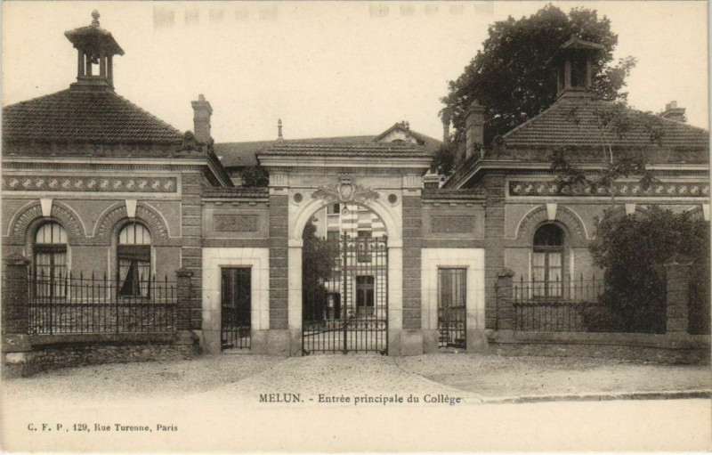 Carte postale ancienne Melun Entree principale du College France à Melun