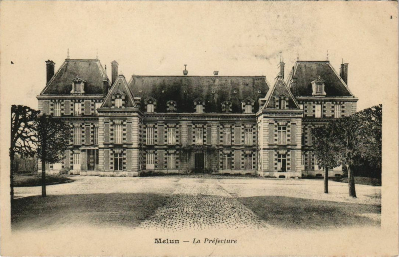 Carte postale ancienne Melun La Prefecture France à Melun