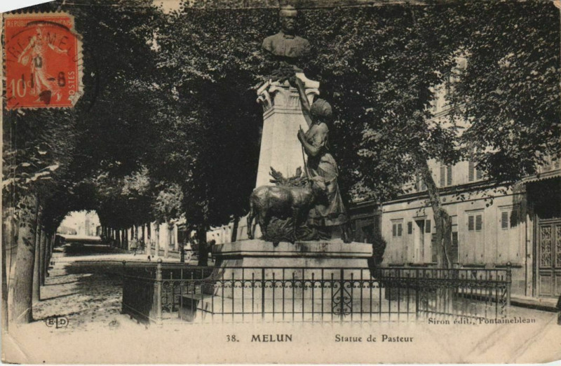 Carte postale ancienne Melun Statue de Pasteur France à Melun