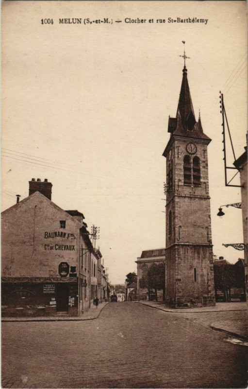Carte postale ancienne Melun Clocher et rue Saint-Barthelemy France à Melun