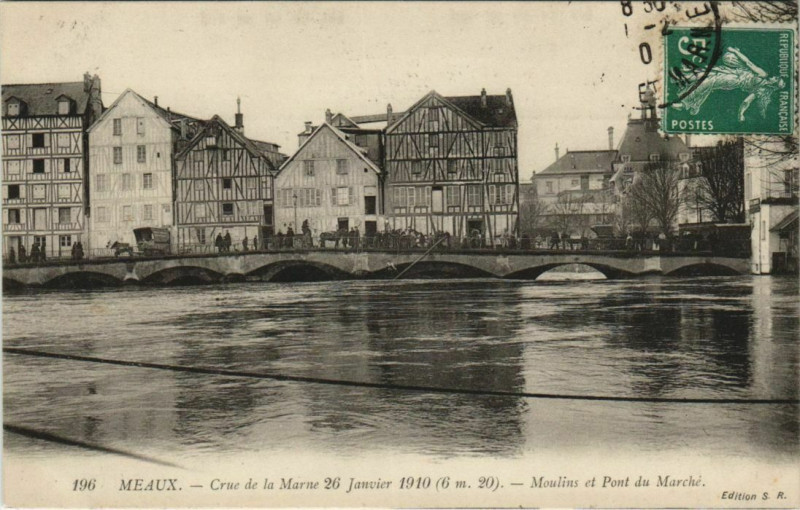 Carte postale ancienne Meaux Moulins et Pont du Marche France à Meaux