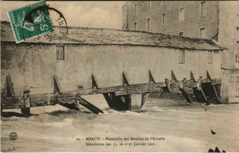 Carte postale ancienne Meaux Passerelle des Moulins de l'Echelle France à Meaux