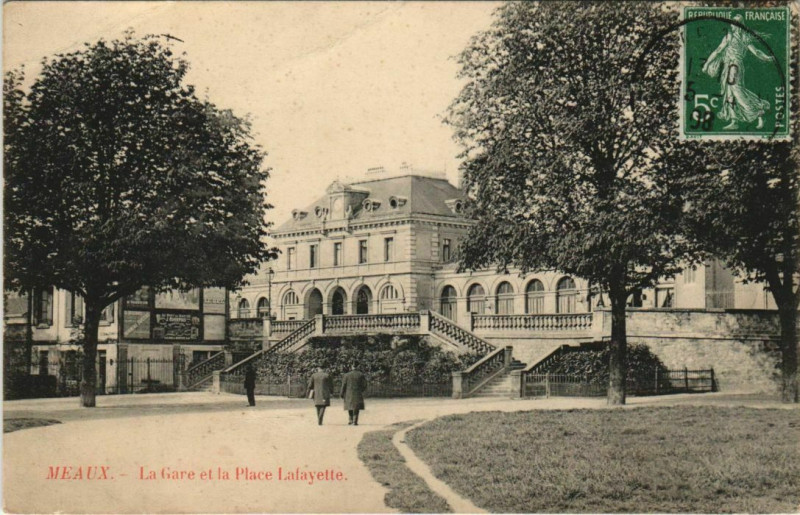 Carte postale ancienne Meaux La Gare et la Place Lafayette France à Meaux