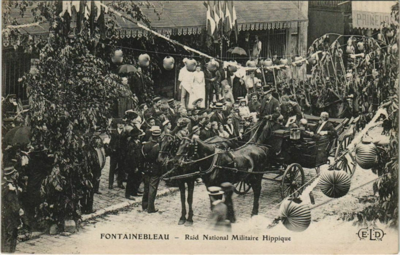 Carte postale ancienne Fontainebleau Raid National Militaire Hippique France à Fontainebleau