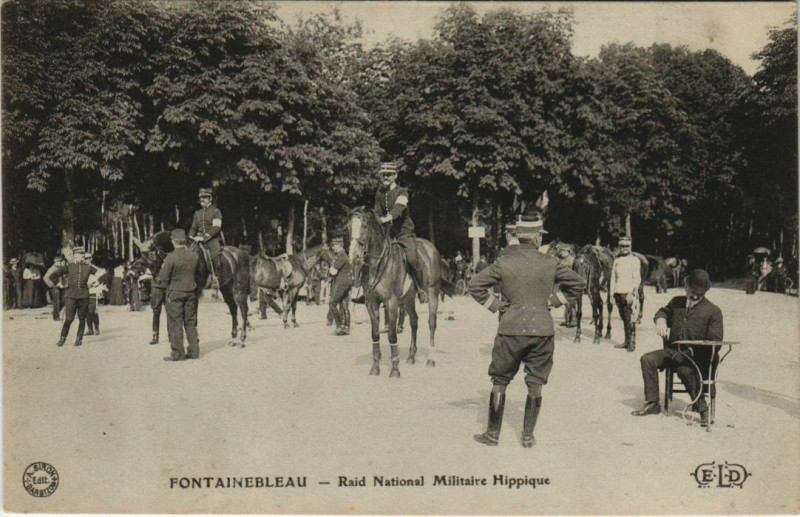 Carte postale ancienne Fontainebleau Raid National Militaire Hippique France à Fontainebleau