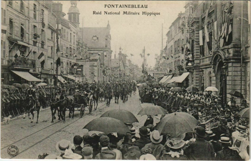 Carte postale ancienne Fontainebleau Raid National Militaire Hippique France à Fontainebleau