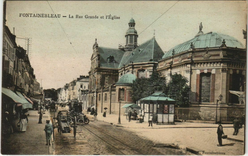 Carte postale ancienne Fontainebleau La Rue Grande et l'Eglise France à Fontainebleau