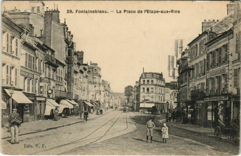 Carte postale ancienne Fontainebleau La Place de l'Etape au Vin France à Fontainebleau